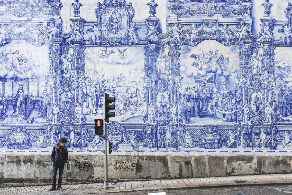 The colorful murals of Porto are one of the most beautifuls things to see in Portugal!